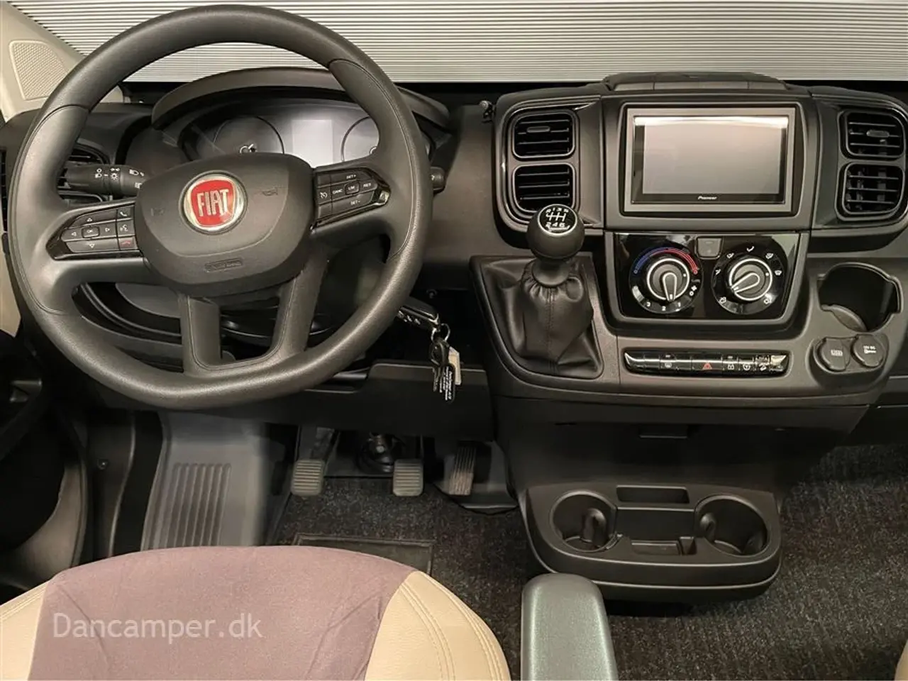 Billede 9 - 2023 - Chausson ROAD LINE V594 VIP MAX UNDER KLARGØRING! Super spændende, kort van med to dobbeltsenge på tværs i køjesystem. 2,2, L motor , 140 HK, solcelle og markise m.m.