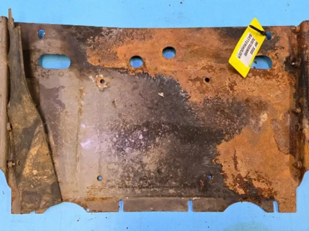 Billede 5 - Massey Ferguson 3085 Batteriholder 3387030M95