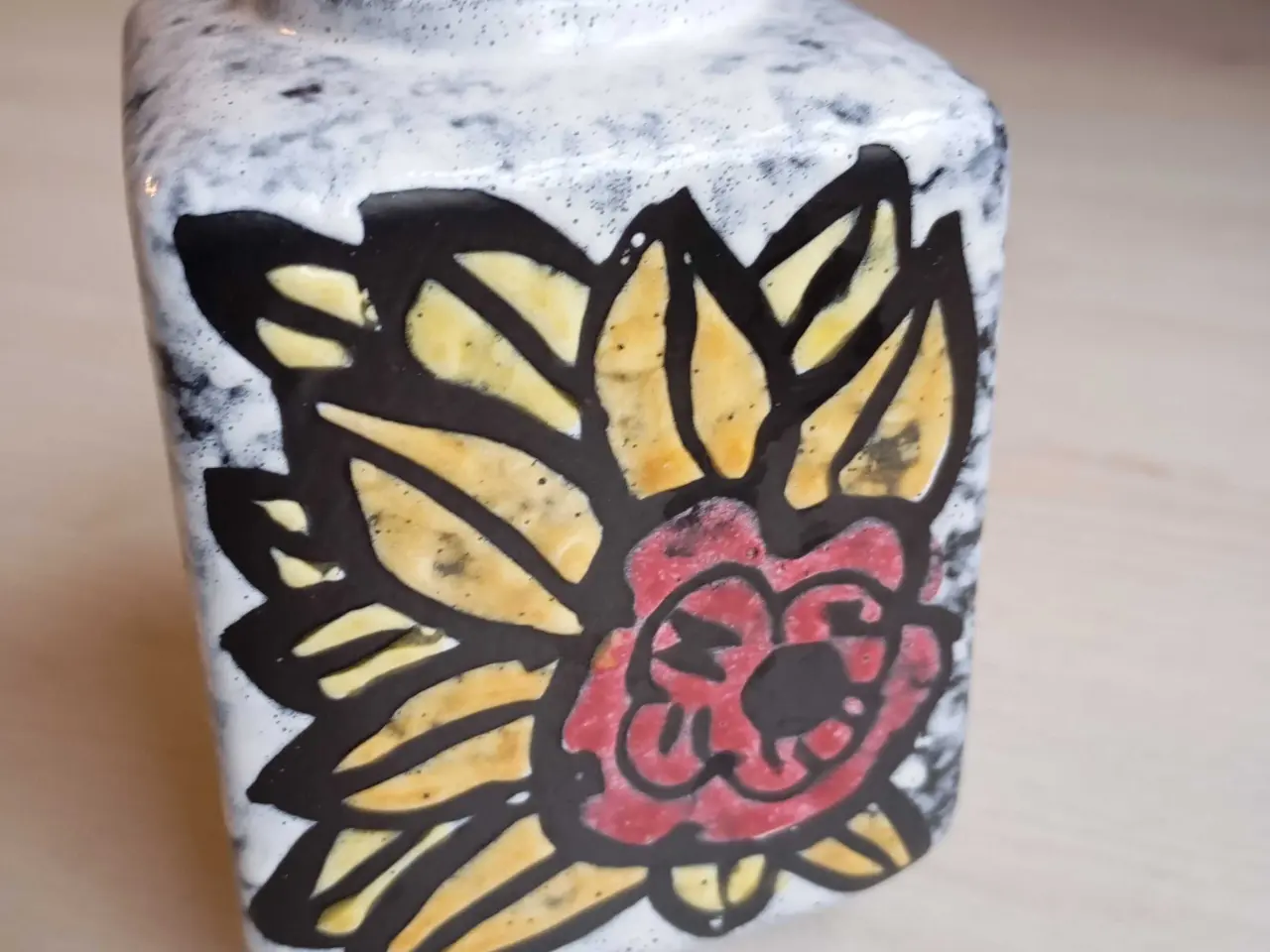 Billede 1 - Strehla vase med blomster motiv