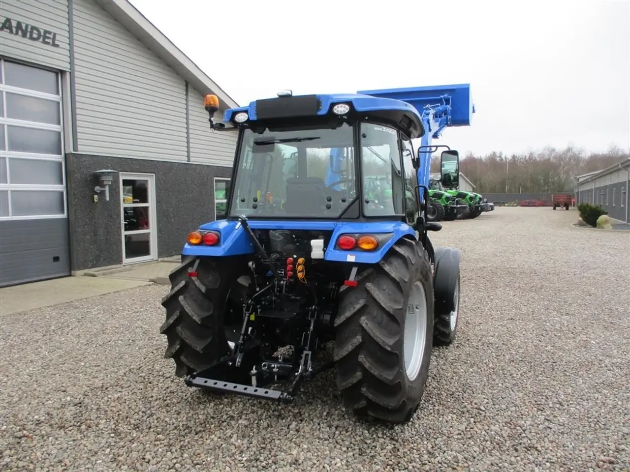 Billede 3 - Solis 60 Fabriksny traktor med 2 års garanti, lukket kabine med klima anlæg, og fuldhydraulisk frontlæsser