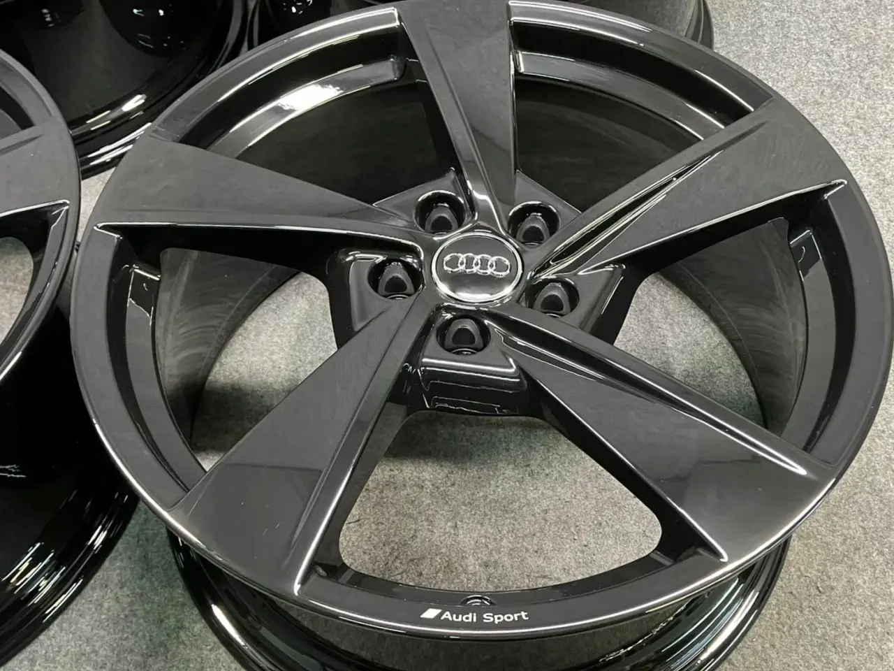 Billede 5 - ALUFÆLGE AUDI A4 B9 8W0 19"