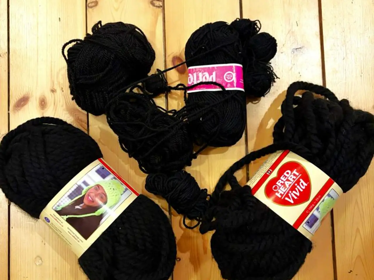 Billede 1 - Sort, super-chunky garn + lidt rester