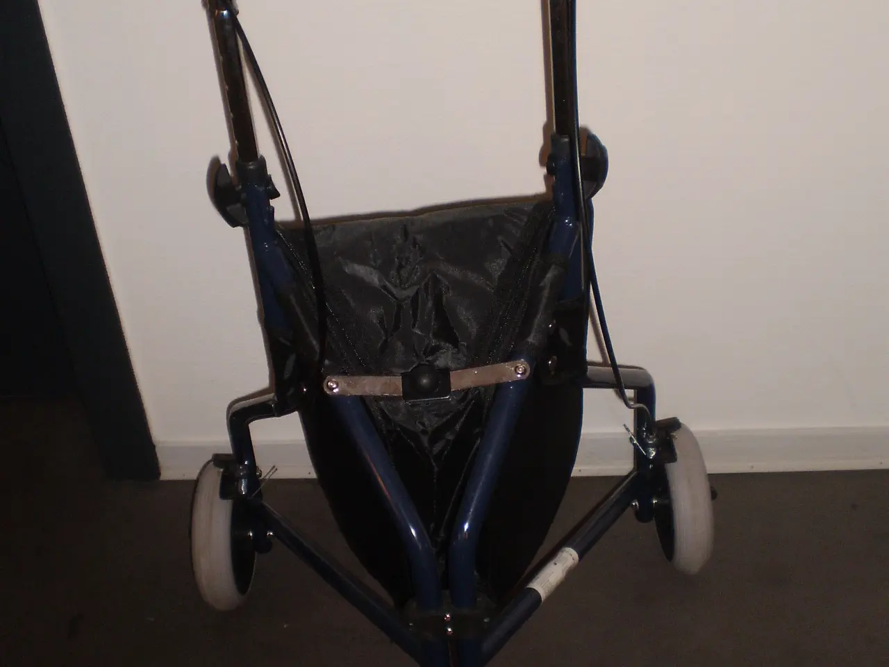 Billede 3 - Rollator med 3-hjul, tykke gummihjul, indkøbstaske