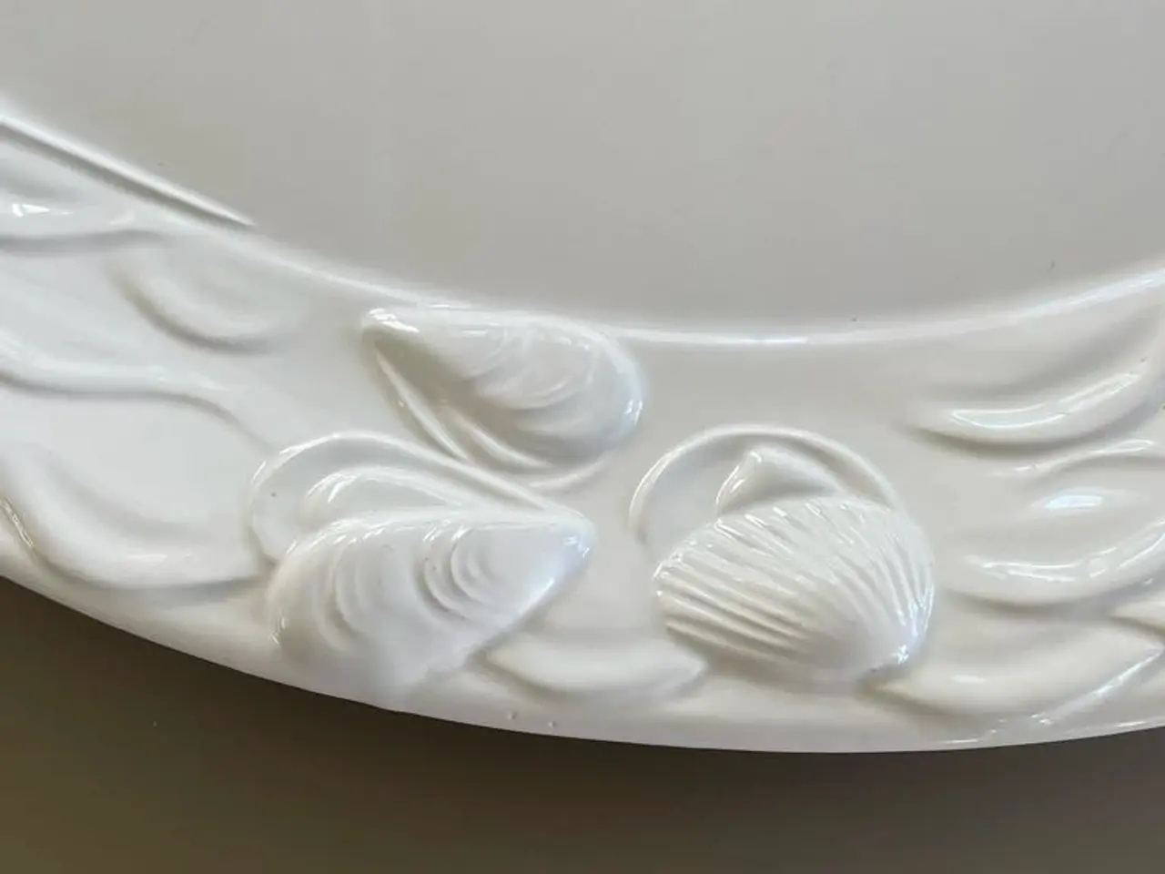 Billede 4 - 🌊 Klassisk hvidt skaldyrsfad i portugisisk kerami