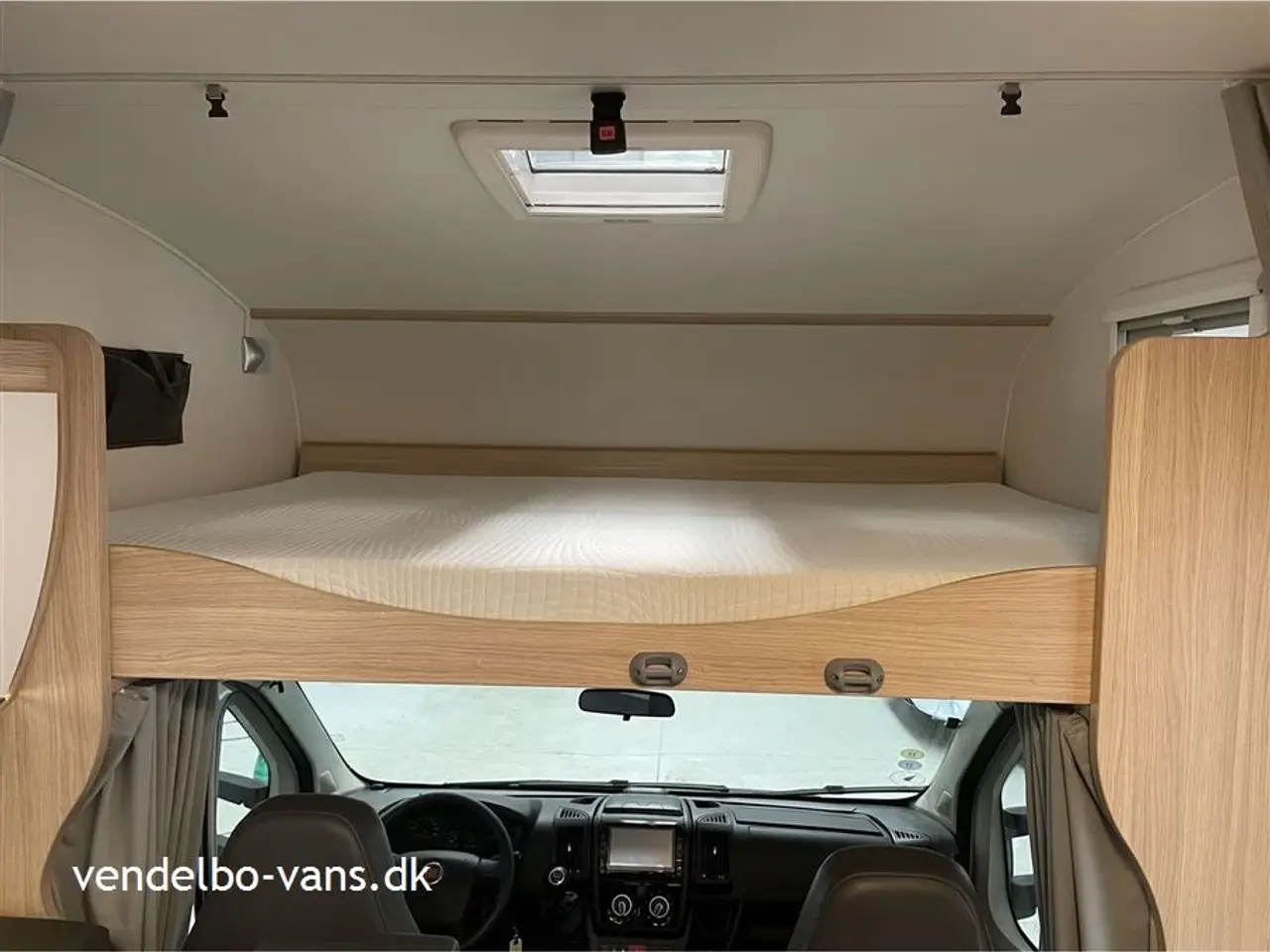 Billede 6 - 2019 - SunLight A 68 EN EJERS - Praktisk familecamper med køjer, 6 sele -og sovepladser - variabel garage