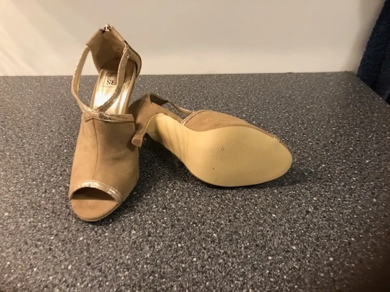 Billede 4 - Sandaler med hæl på 11 cm.