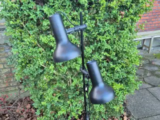 Kulsort vintage gulvlampe med to spot