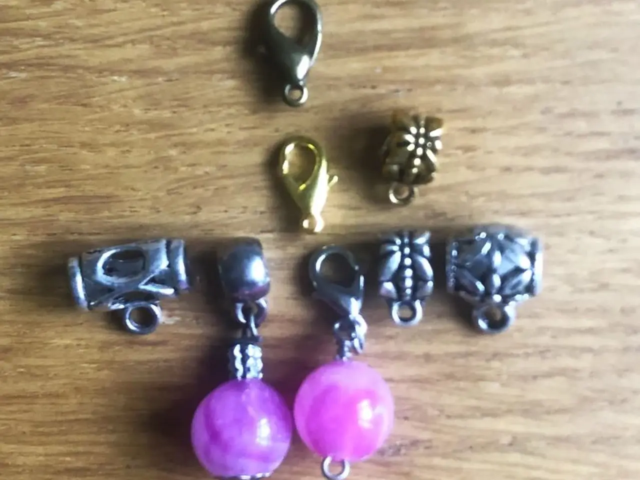 Billede 5 - Vedhæng med pink, marmoreret perle. Til armbånd.