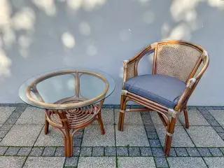 Smukt vintage bambussæt – Sofabord & Kurvestol