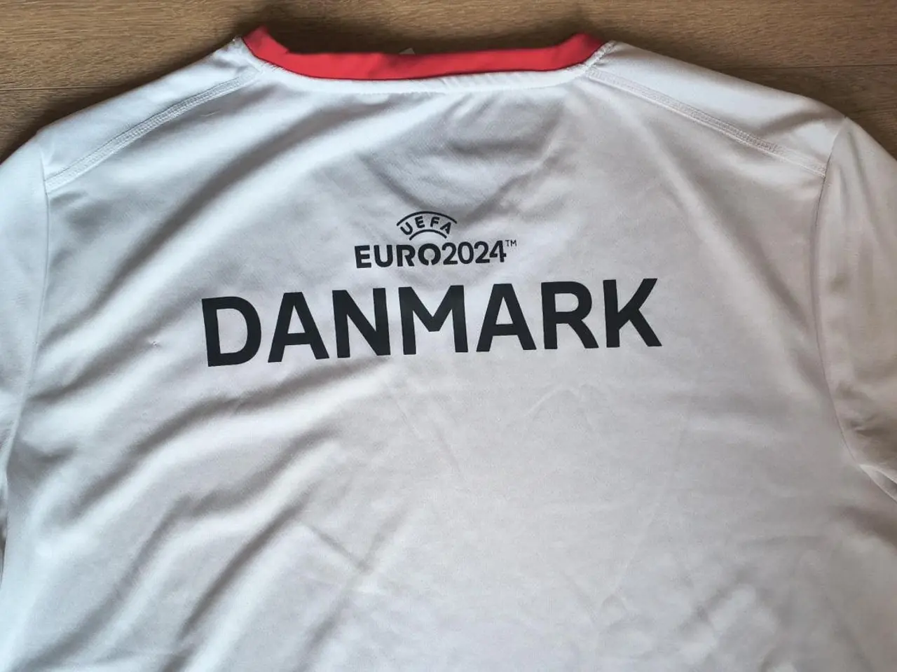 Billede 4 - DANMARK EURO 2024 TRØJE STR. L OG DANMARK CAP