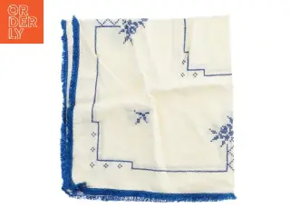 Borddug med blå broderi (str. 80x83 cm)