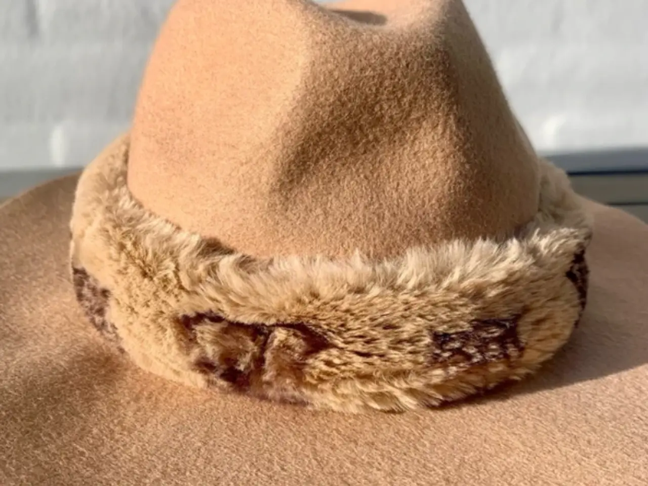 Billede 1 - GUESS 100% uld hat med faux fur