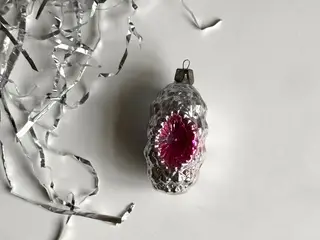 Vintage juleornament, sølv m pink reflektor