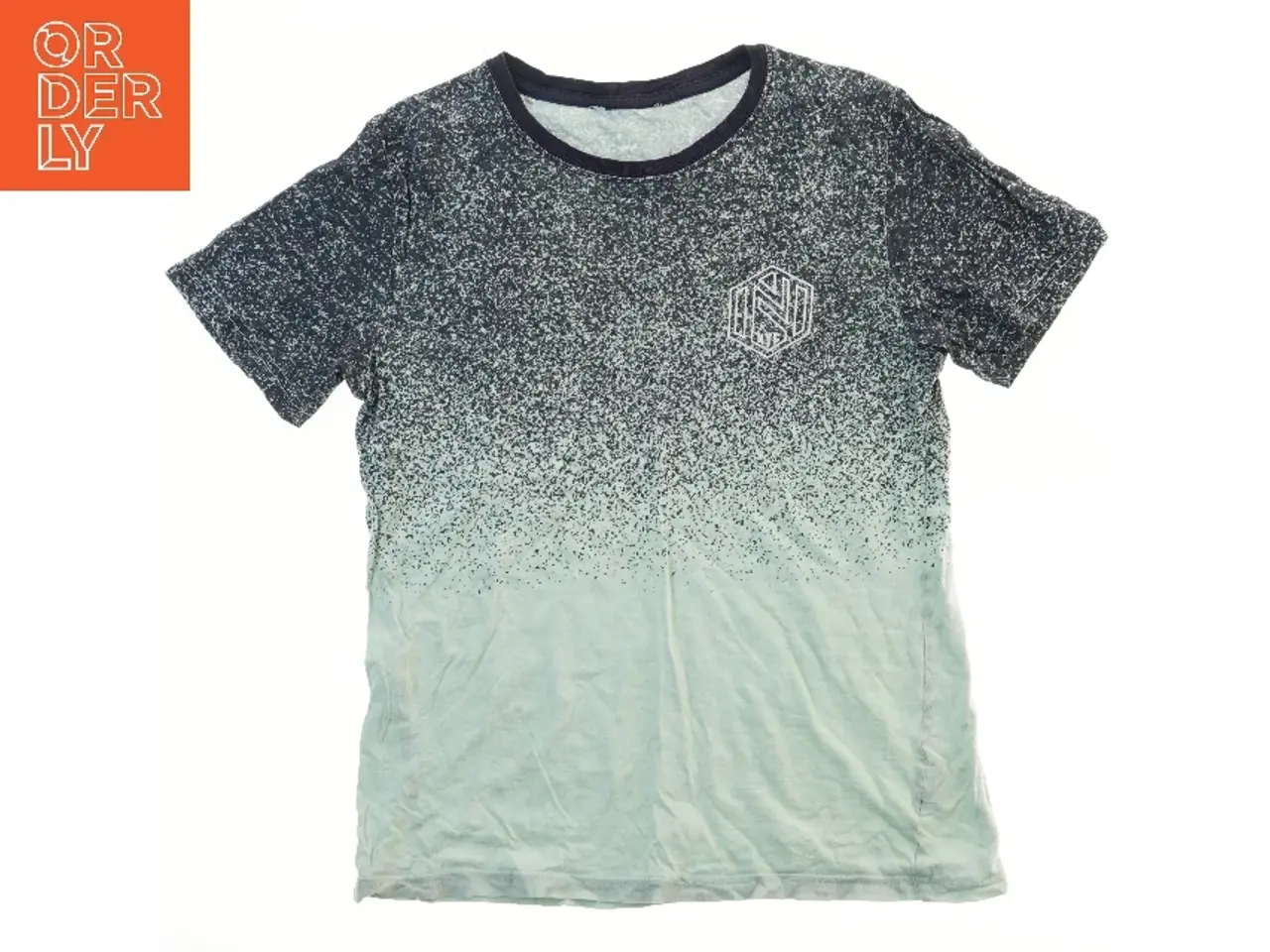 Billede 1 - T-shirt med mønster (str. bryst 43 cm, længde 57 cm)