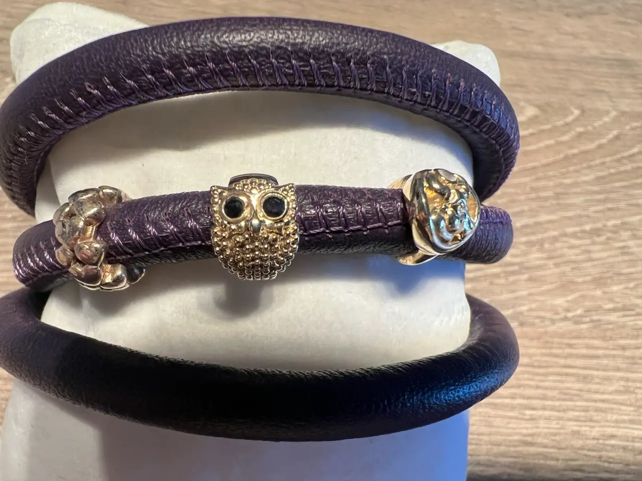 Billede 2 - Læderarmbånd og charms