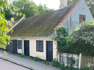 Unik domicilejendom centralt i Lyngby med egen have - ca. 200 m2 istandsættes efter lejers ønske (konor/showroom/klinik)