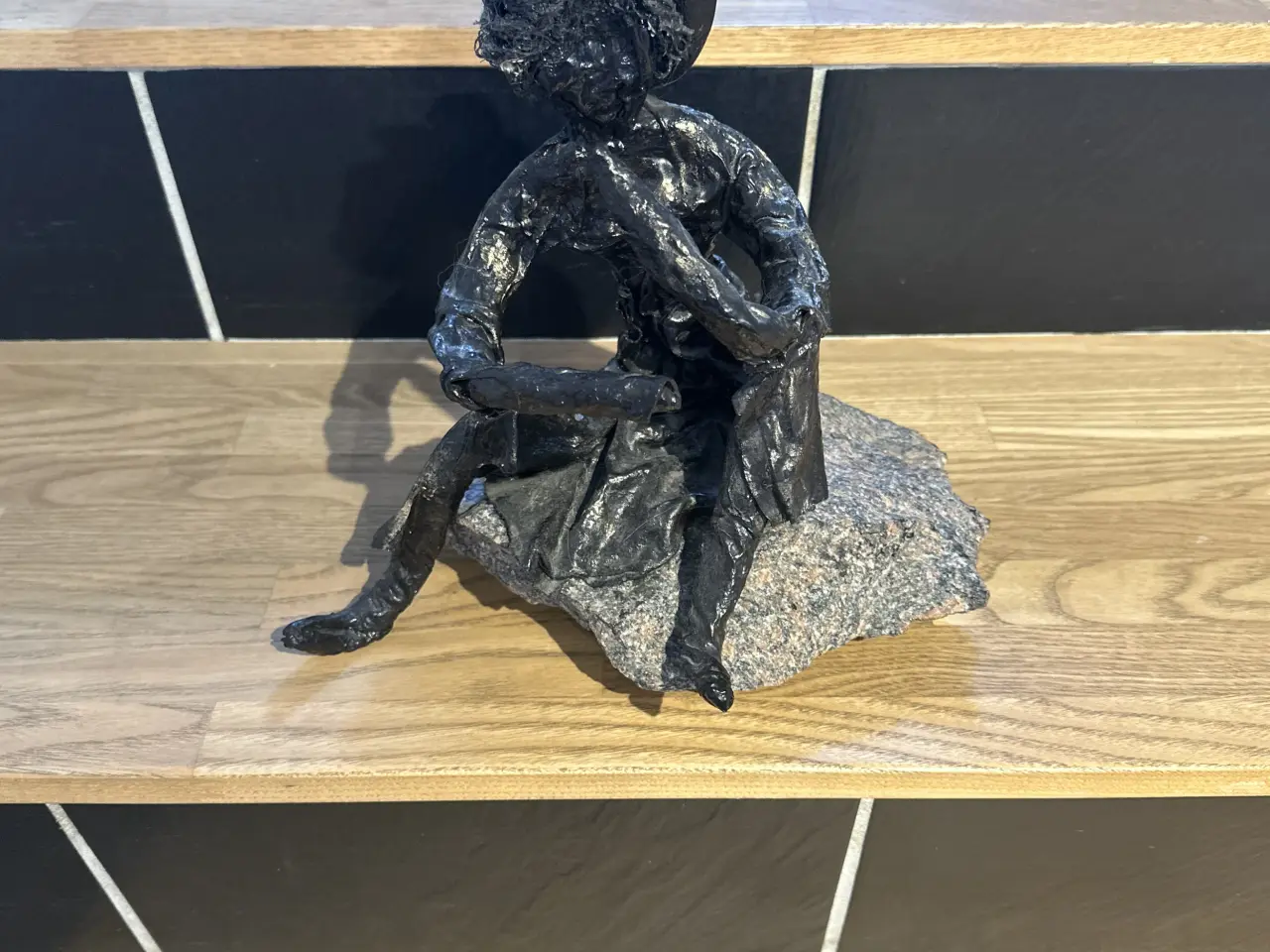 Billede 2 - Bronzeskulptur monteret på en natursten