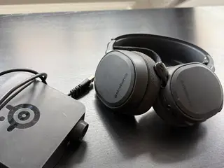SteelSeries Arctis Pro Wireless gaming headset m. base station