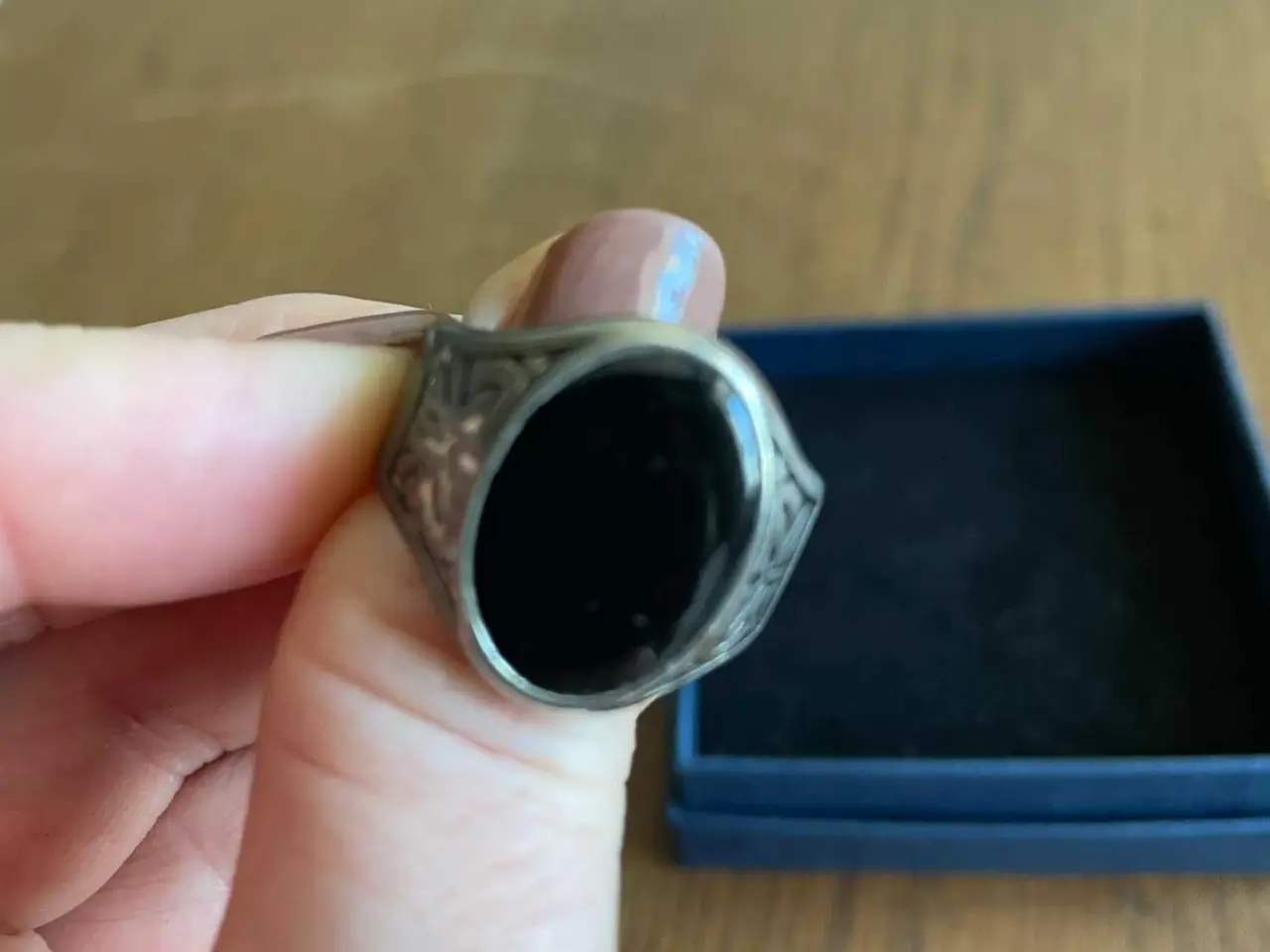 Billede 4 - Vintage herre ring stål med sort sten. Indvendig m