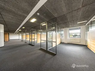 Kontor med lys fra alle sider på 1. sal