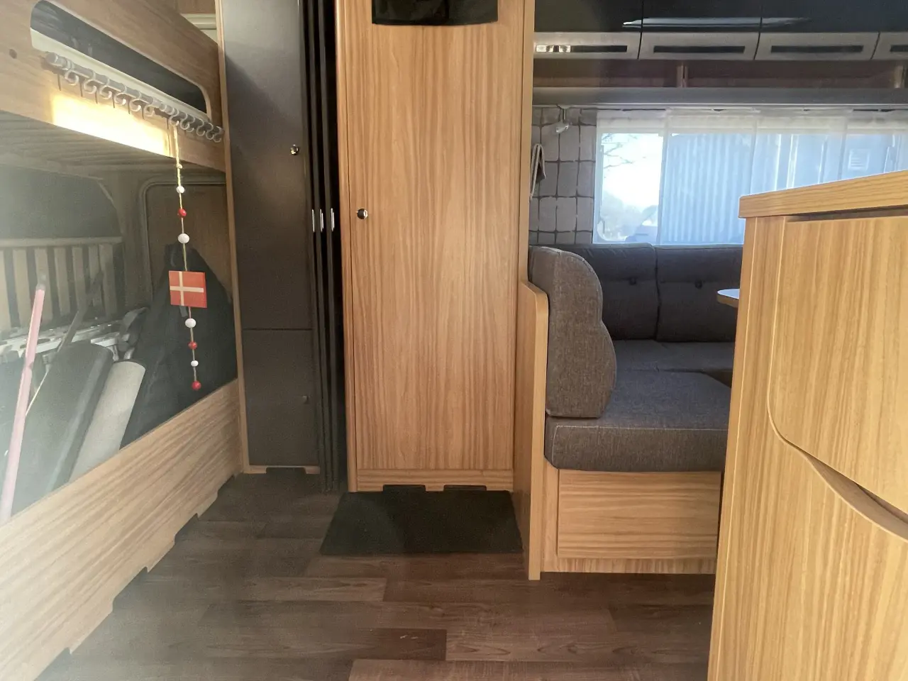 Billede 5 - Campingvogn med køjer, fortelt og meget udstyr 