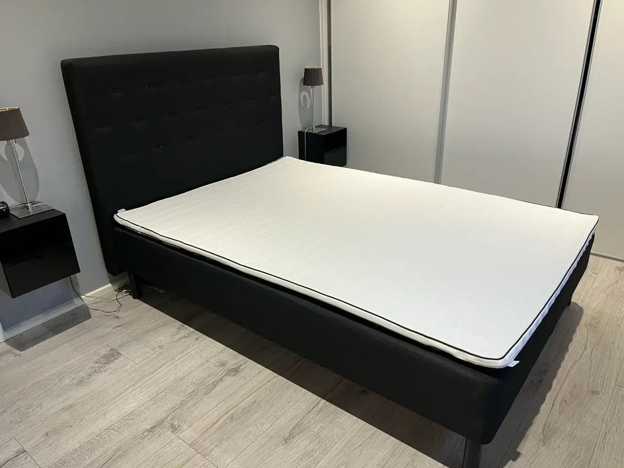 Billede 1 - Boxmadras 140x200 cm med topmadras og sengegavl