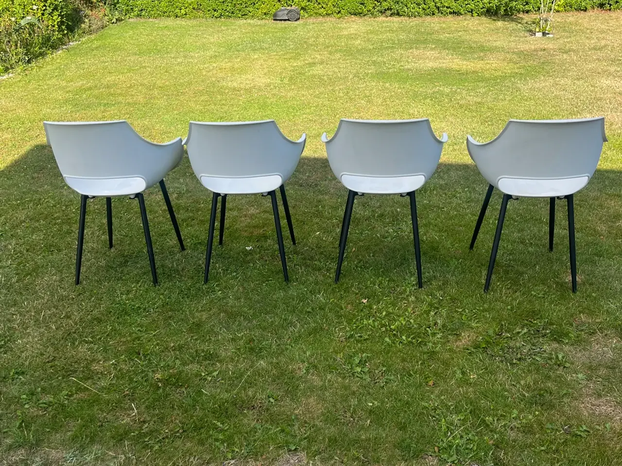 Billede 4 - Havestole x 4 i hvid plast med sorte ben .