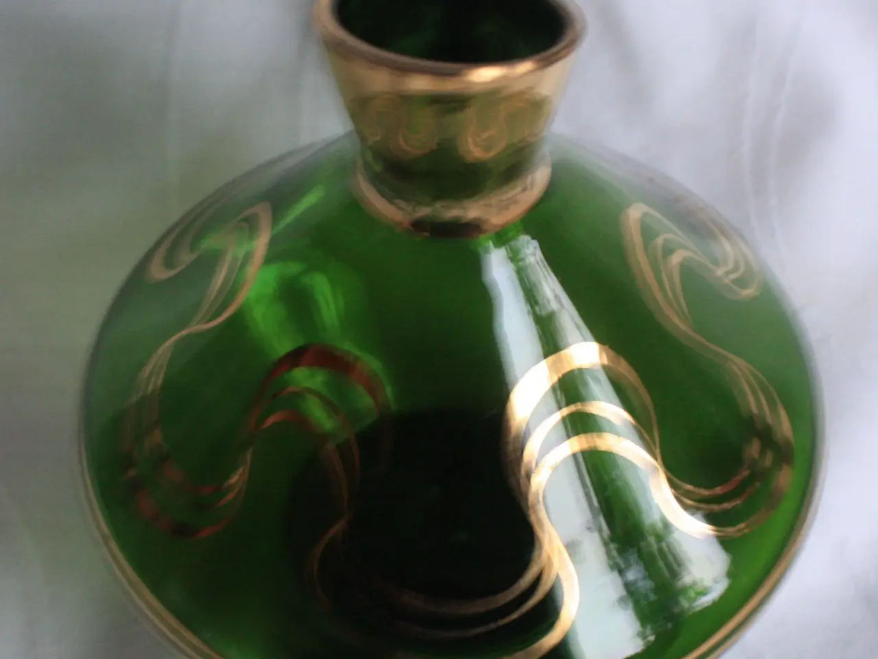 Billede 5 - Vase / Kande af grønt glas med guld