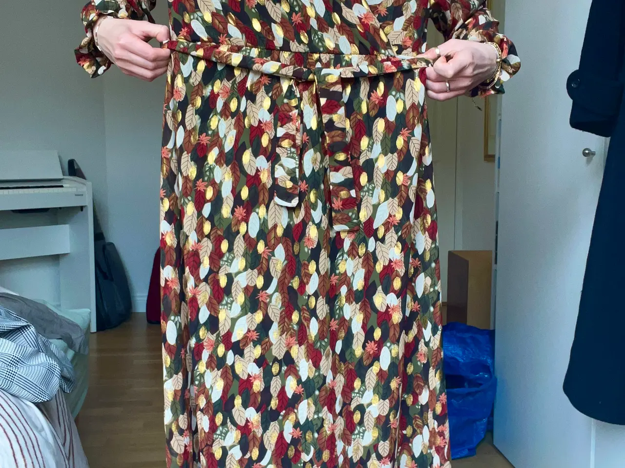 Billede 3 - Festkjole med efterårsmønster og guld (onesize)