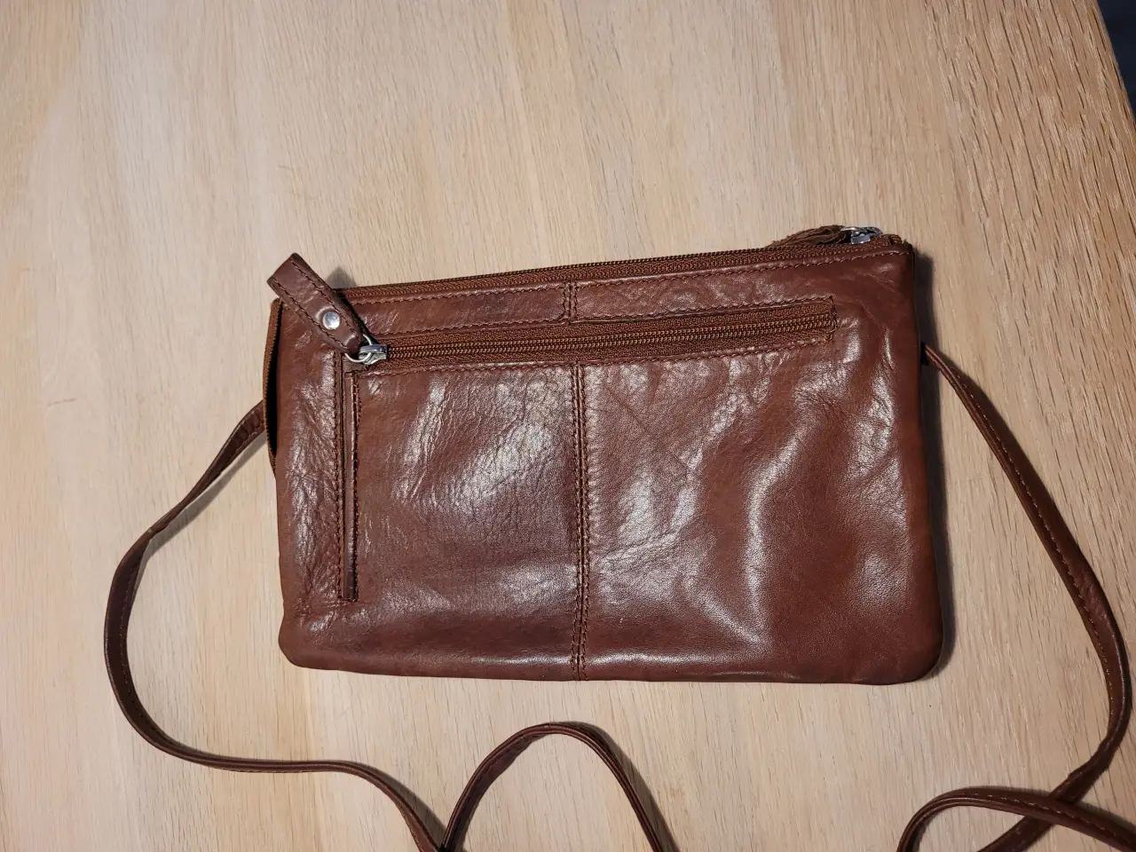 Billede 2 - Lækker blød brun læder Clutch med skulder rem