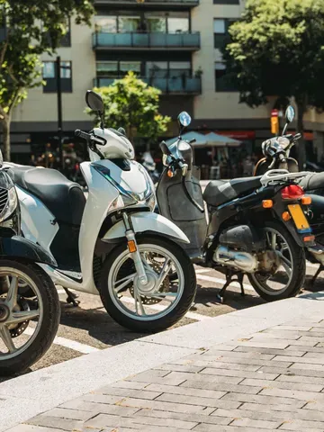 Skal du vælge knallert eller scooter?