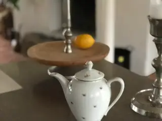 Lille porcelænskande med låg blomster og guld kant