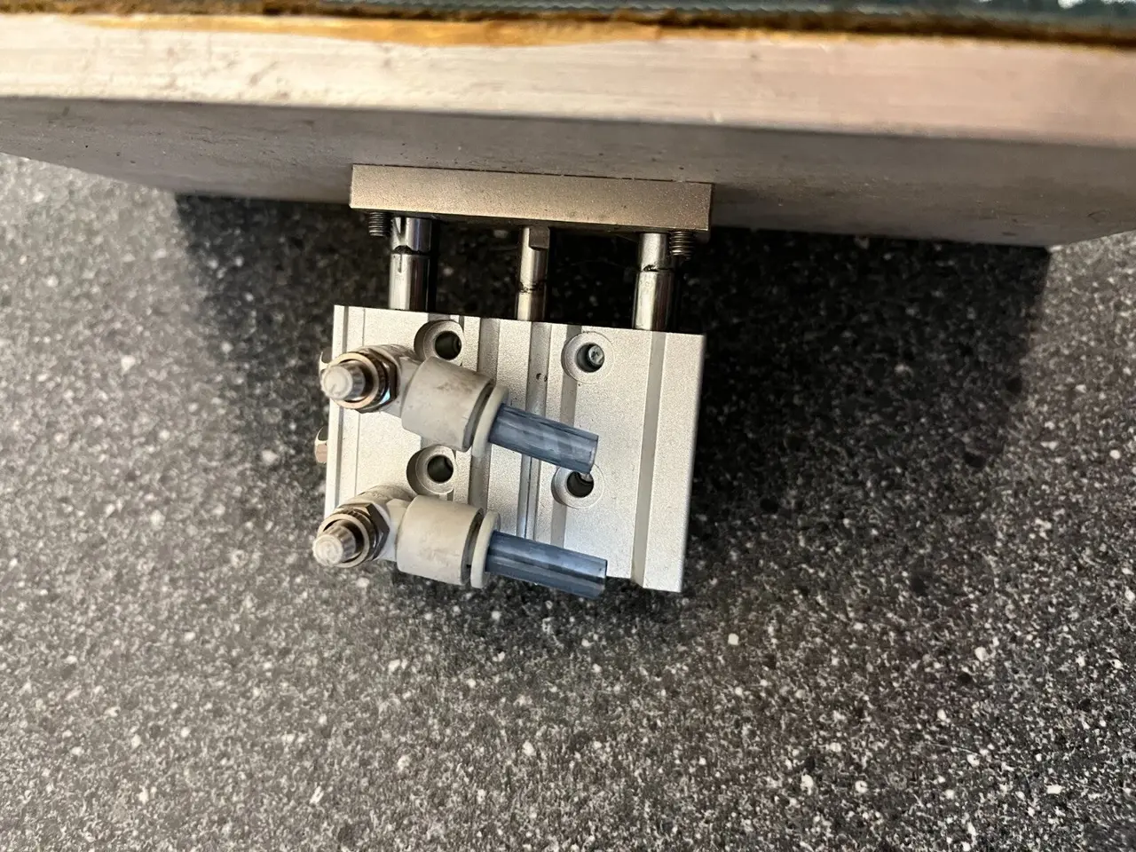 Billede 5 - Pneumatic Gripper/Clamp med Mounting Base - brugt