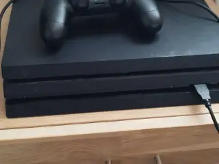 PS4 Pro, 1 TB, 1 controller - virker perfekt.