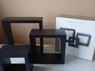 Kube hylder sæt af 3 i sort