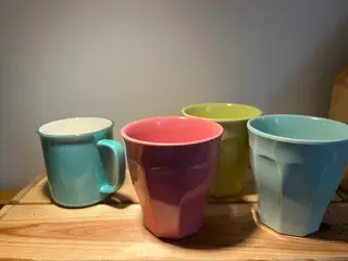 4 små krus i forårsfarver: Melamin og porcelæn