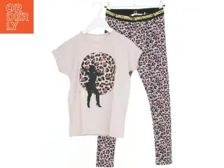 Sæt med T-shirt og leggings fra Name It (str. 122)