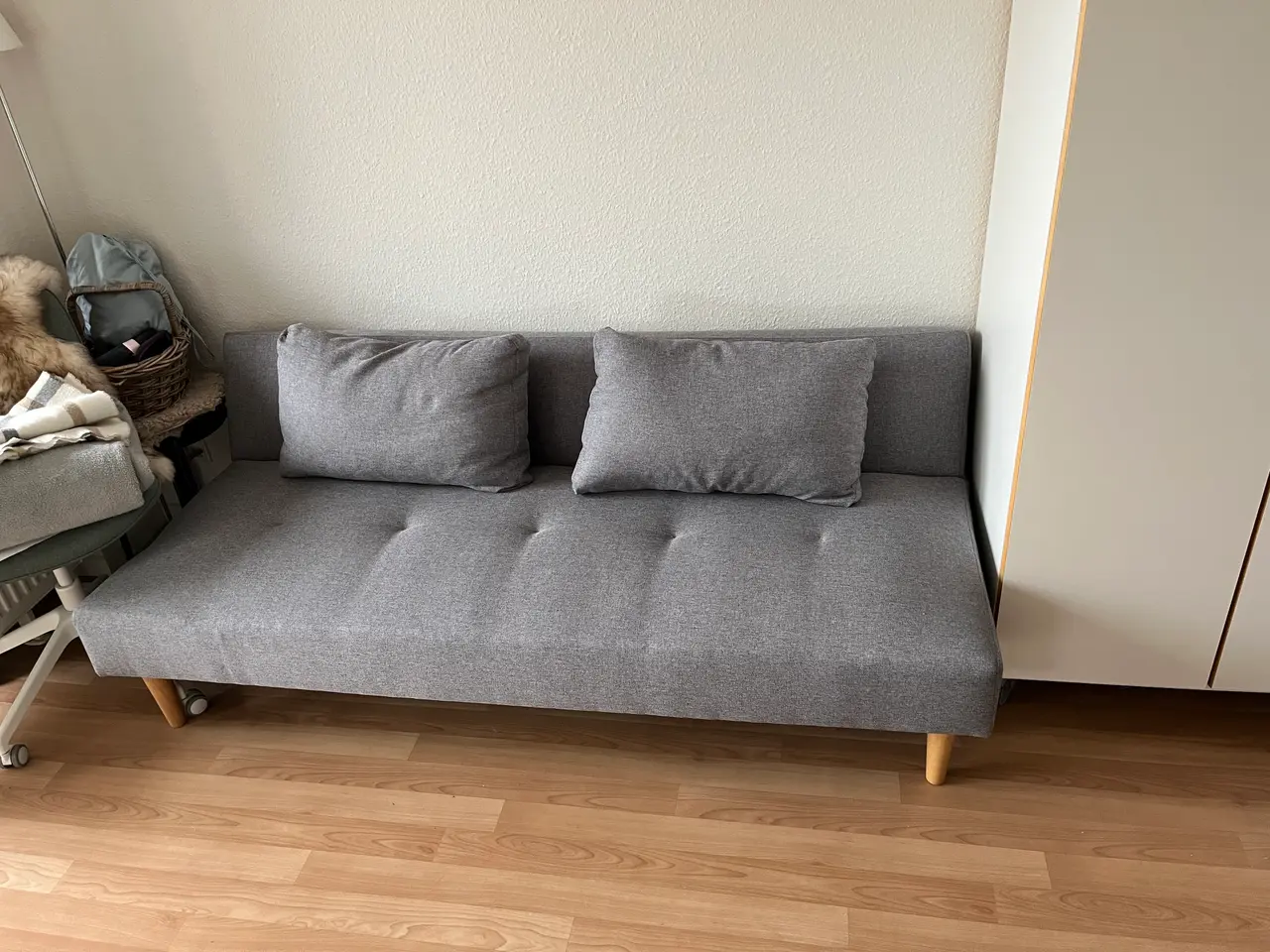 Billede 4 - Grå sofa/sovesofa med træben