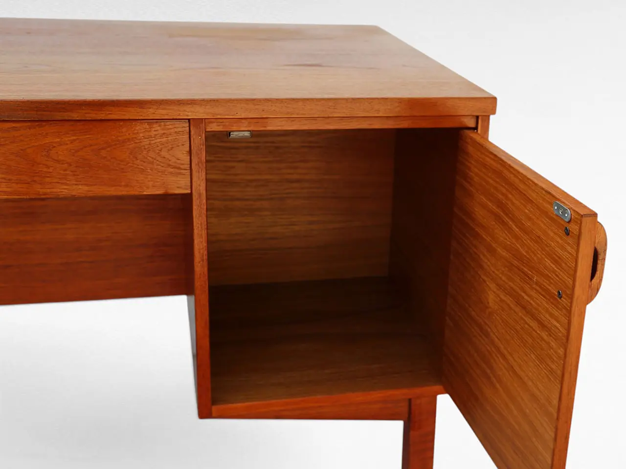 Billede 4 - Teakskrivebord med skab og hylder – 1960’erne