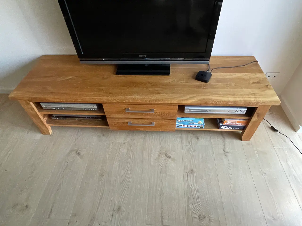 Billede 2 - TV bord i massiv vildeg