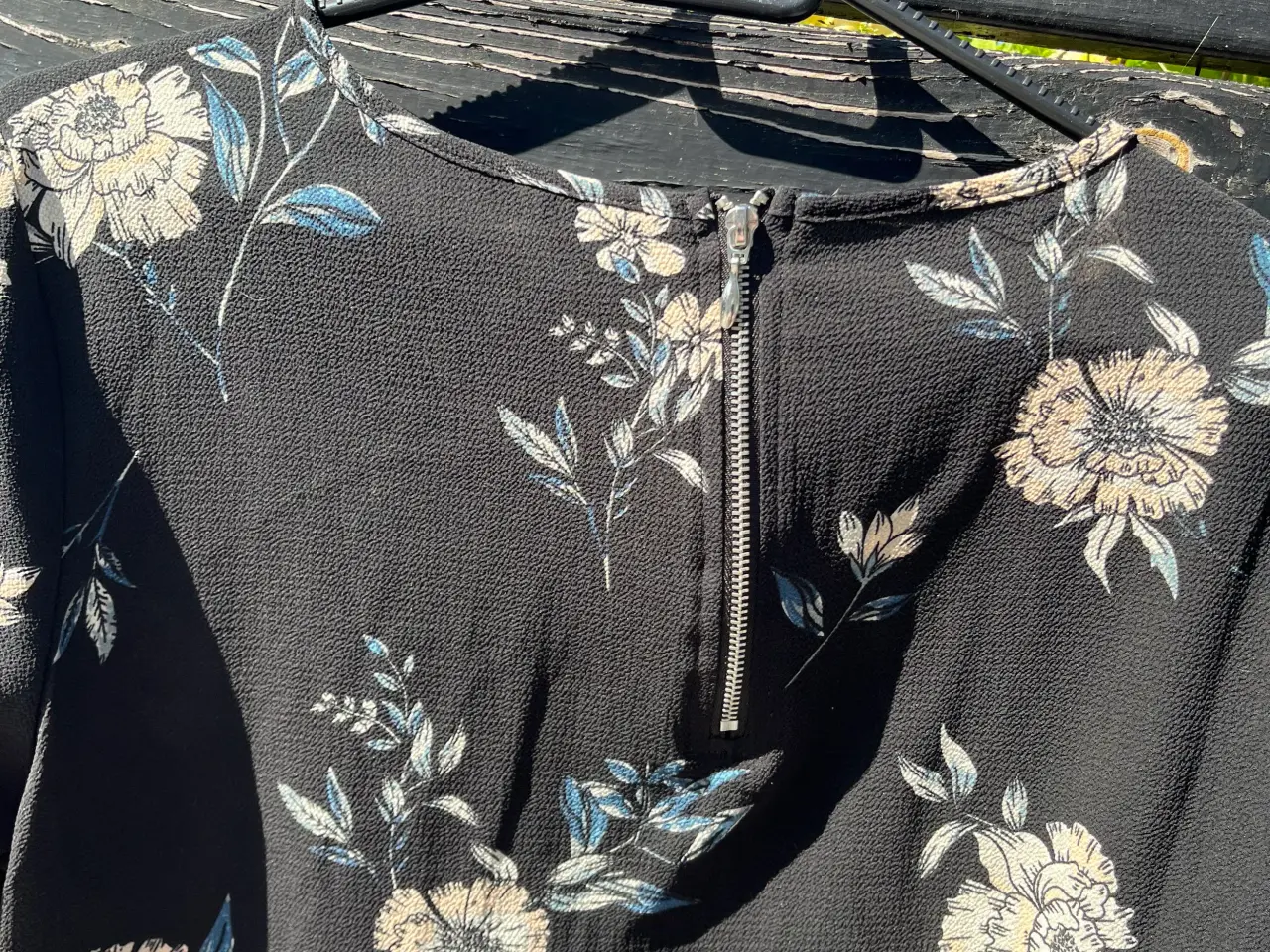 Billede 2 - Sort bluse med blomstret motiv