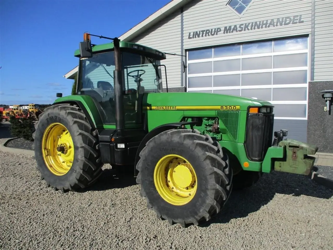 Billede 12 - John Deere 8300 Pæn regulær traktor med rigtig gode dæk på.