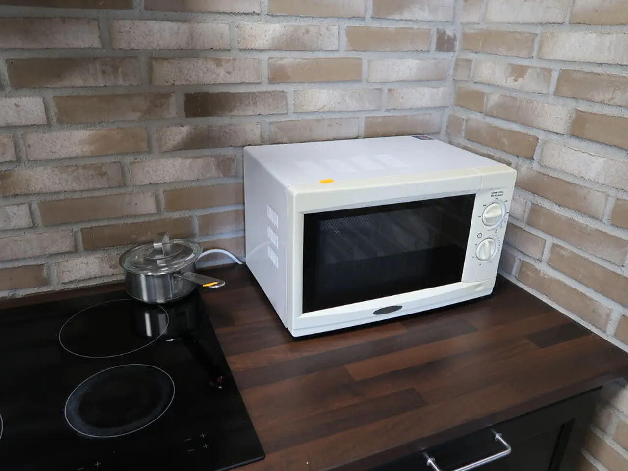 Billede 1 - Mikrobølgeovn, termokander, kaffemaskine NESPRESSO m.m.