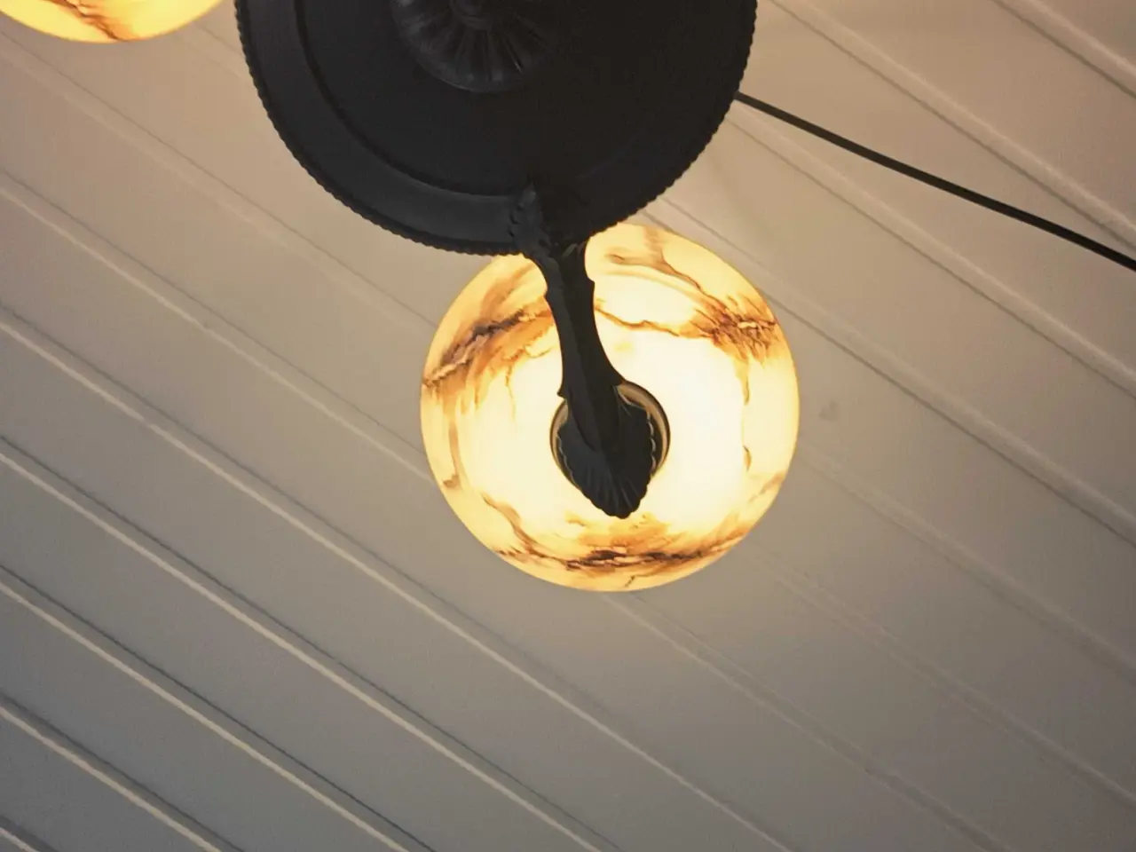 Billede 4 - Flot lampe , med intakte skærme