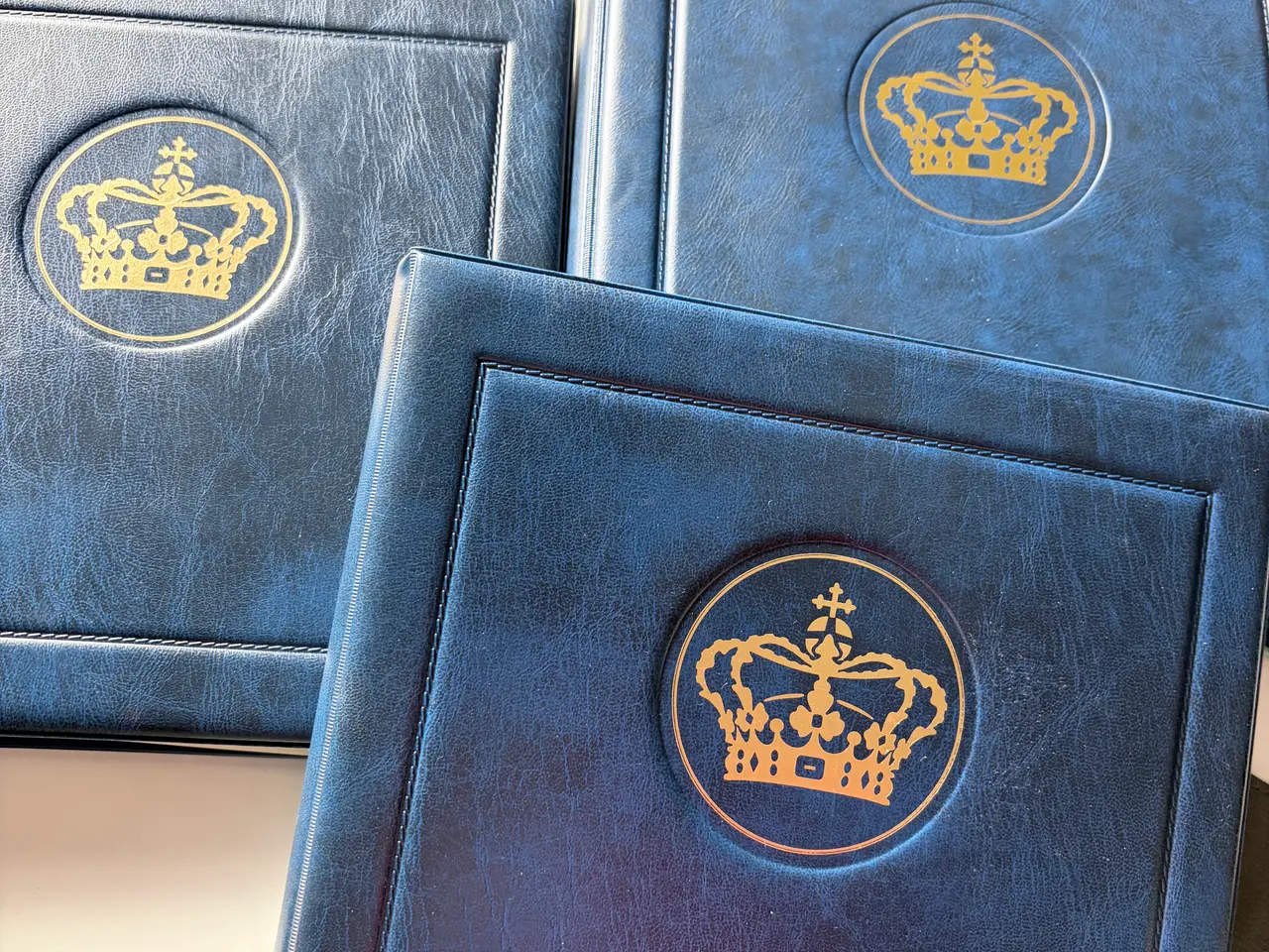 Billede 1 - Danske kongelige frimærkealbums med møntbreve