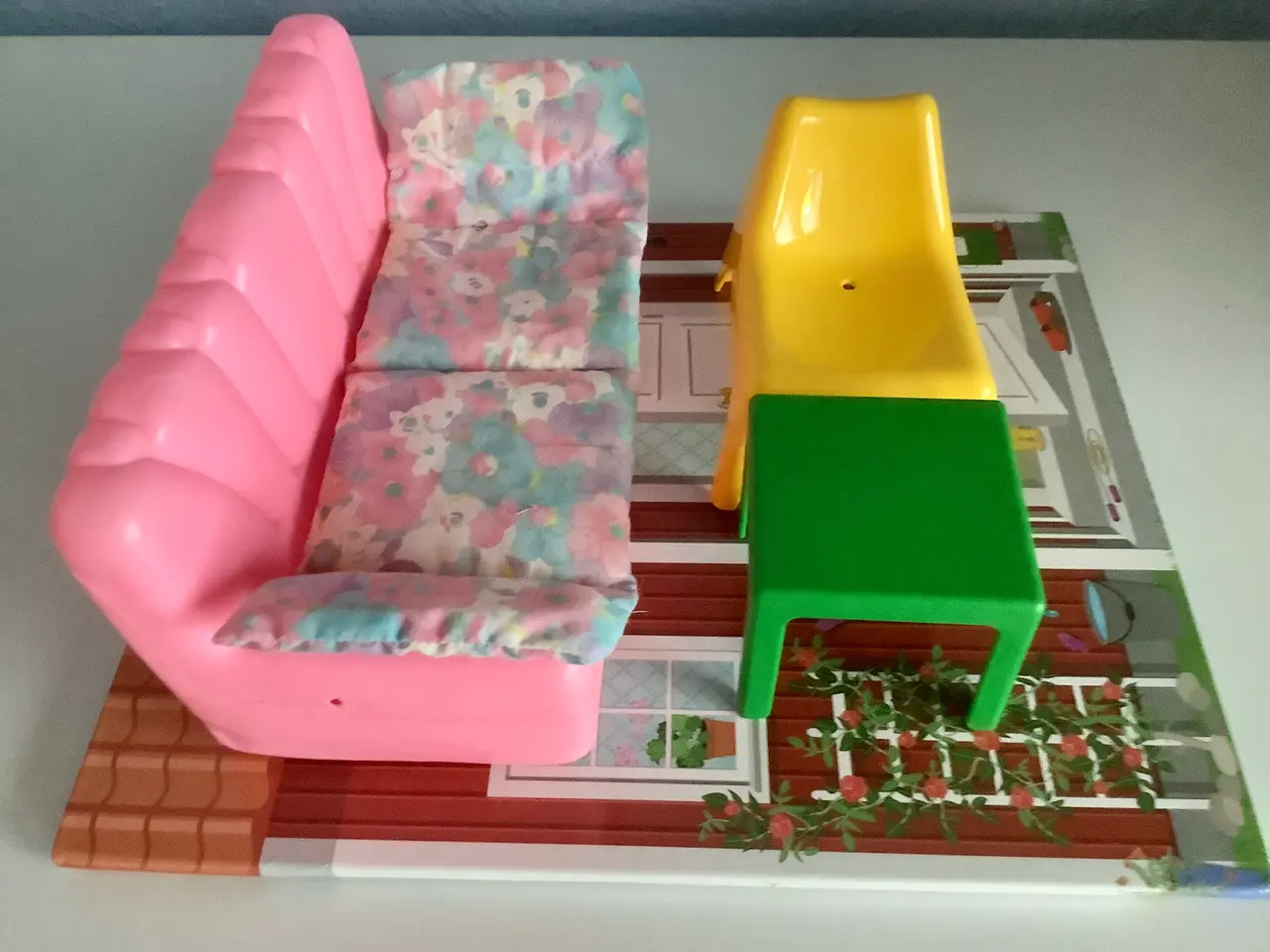 Billede 12 - Barbie “hus” med møbler.