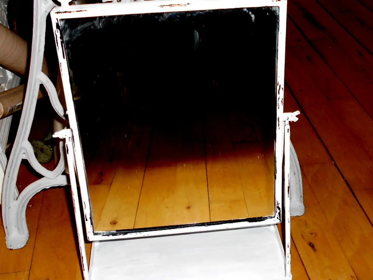 Billede 1 - Vippespejl af jern m hylde under.