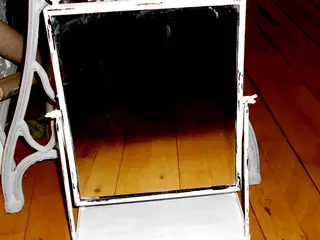 Vippespejl af jern m hylde under.