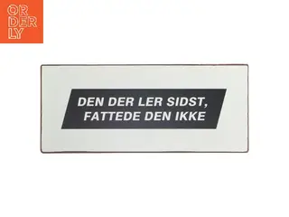 Vægskilt med tekst fra Lafinesse (str. 30,5x13 cm)