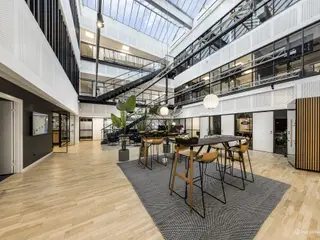 Unikt kontor lige ved Valby Station med plads til mange medarbejdere